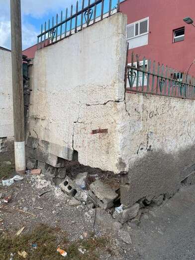 Los vecinos alertan del peligroso estado que presenta el muro